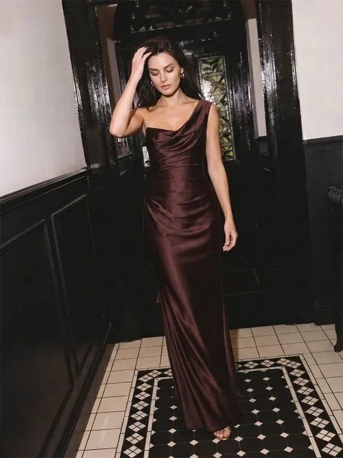 Amarante · La Robe En Satin Drapée À Une Épaule — photo d'un client 8